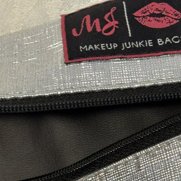 NWT Metallic Silver w/ Black Lining Mini Makeup Junkie Travel Cosmetics Gift - Picture 3 of 3